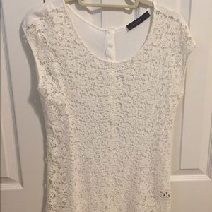 The limited sleeveless lace shirt